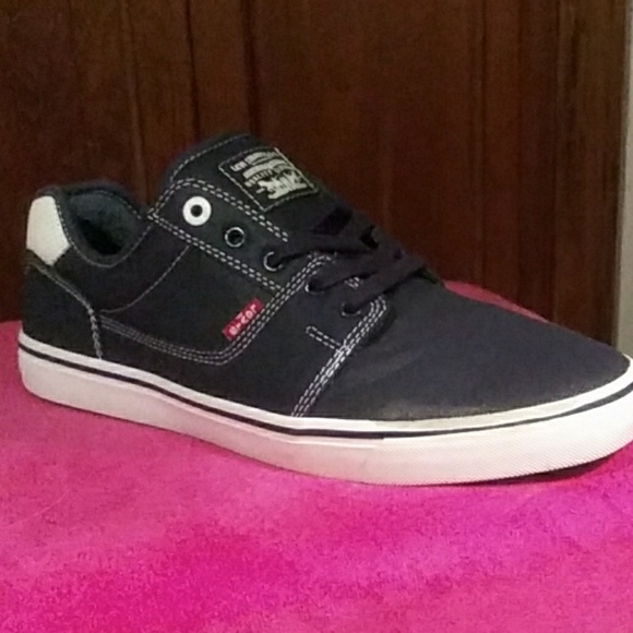 levi's navy blue sneakers